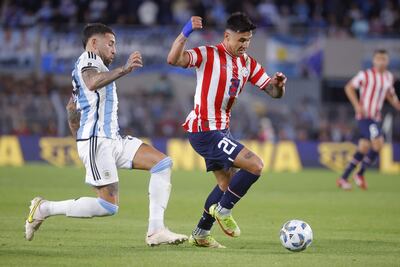 Adam Bareiro, futbolista de Paraguay, pelea por el balón con Nicolás Otamendi, jugador de Argentina, en un partido de las Eliminatorias Sudamericanas al Mundial 2026 en el estadio Más Monumental, en Buenos Aires, Argentina.
