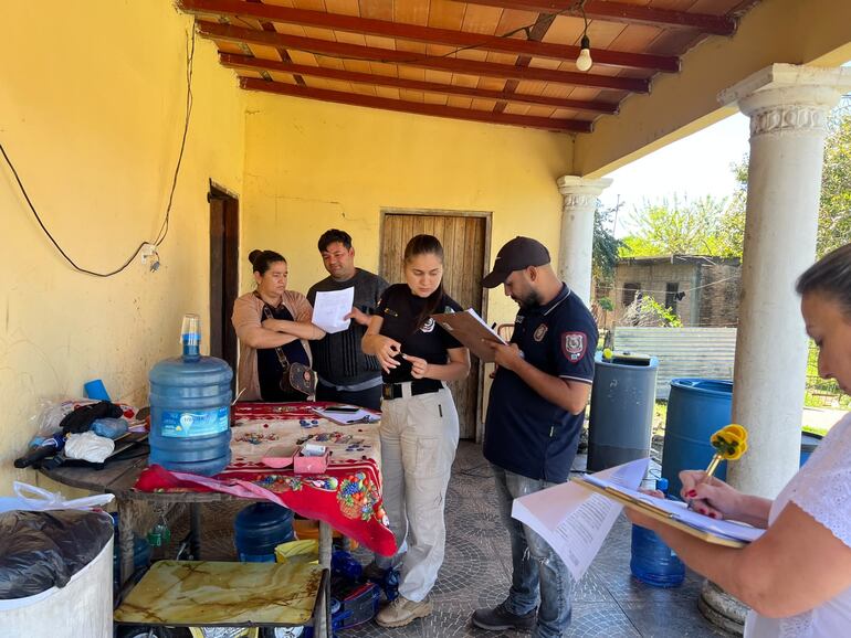 En la casa allanada también se encontraron otras evidencias que fueron recogidas por los investigadores.