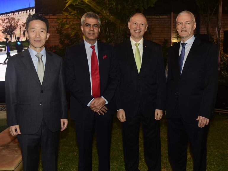 El embajador de Corea Chan-sik Yoon, el embajador de la India Yogeshwar Sangwan Hassan Hijazi y Thomas Solente.