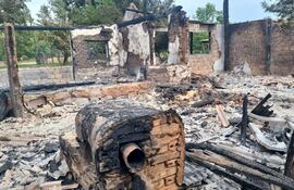 Una familia de Paso Yobai perdió todas sus pertenencias a raíz de un incendio.