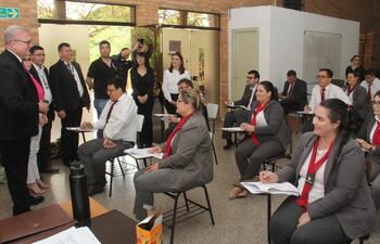 El fiscal general Emiliano Rolón dirigió algunas palabras, antes del examen, a los postulantes a asistente fiscal.