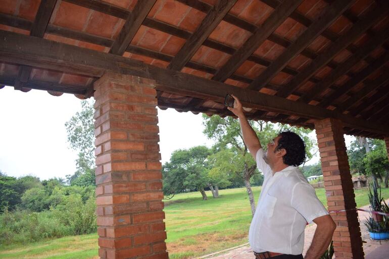 El director de la escuela Melania Zarza, profesor Eduardo Vera.