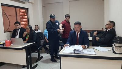 Un agente penitenciario quita las esposas a Joel Amarilla, para el inicio del juicio.