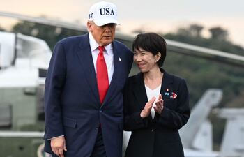 La primera ministra de Japón, Sanae Takaichi (i) y el mandatario de Estados Unidos, Donald Trump.