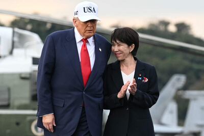 La primera ministra de Japón, Sanae Takaichi (i) y el mandatario de Estados Unidos, Donald Trump.