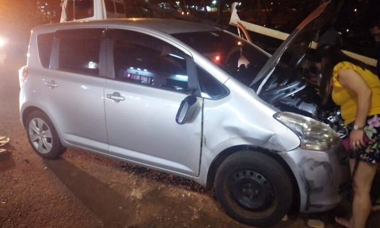 La camioneta primeramente rozó a automóvil antes de volcar en el paseo central.