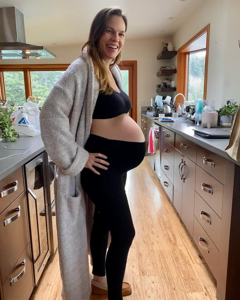 Hilary Swank compartió esta simpática postal con sus seguidores de Instagram, mostrando así que ya falta poco para llegada de sus gemelos.