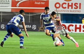 Incursión ofensiva de Axel Fernando Galeano Duarte (19) ante José Martín Hosue Díaz López (21) y Pedro Pablo Sosa Rodríguez (34).