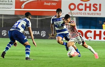 Incursión ofensiva de Axel Fernando Galeano Duarte (19) ante José Martín Hosue Díaz López (21) y Pedro Pablo Sosa Rodríguez (34).