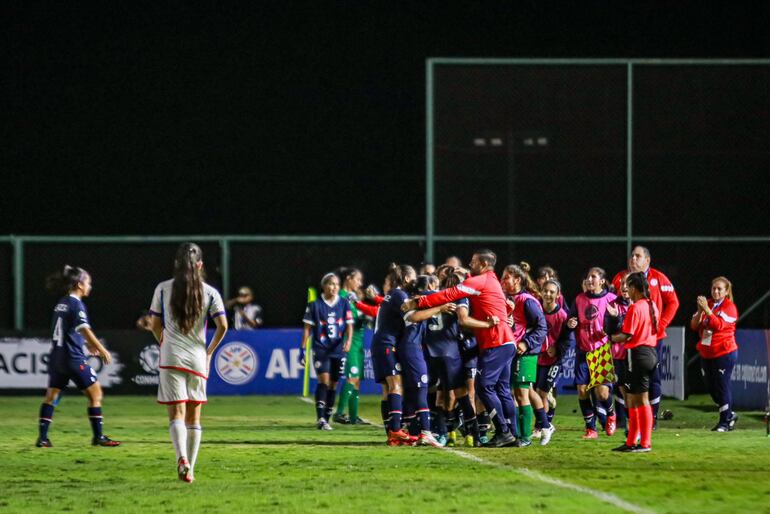 Celebración de las paraguayas tras el final