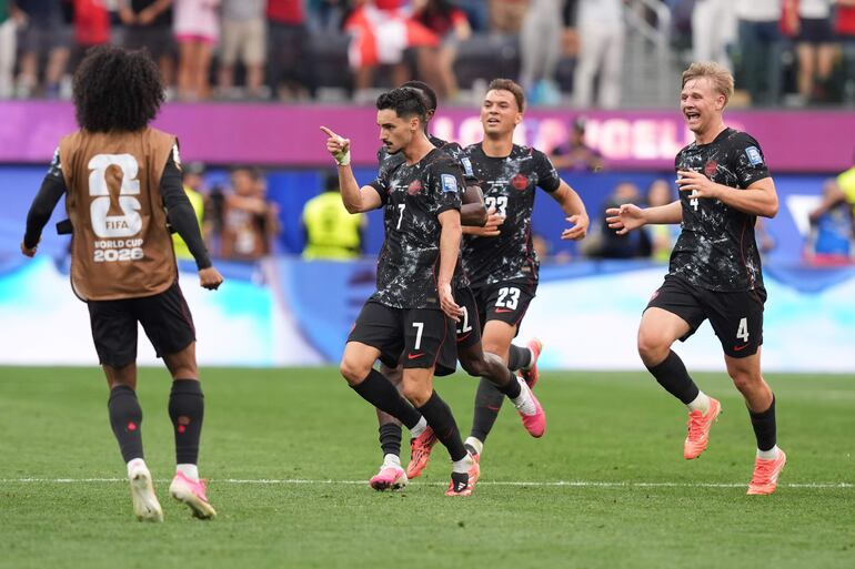 Jugadores de Canadá celebran un gol este domingo, en un partido por los dieciseisavos de final del Mundial de la FIFA 2026 entre Sudáfrica y Canadá en el estadio SoFi en Los Ángeles (Estados Unidos). 