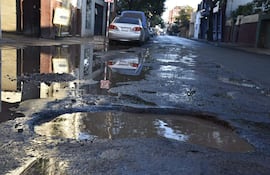 Enormes baches cargados de agua vuelven intransitable la esquina de las calles Azara y Estados Unidos, en el ingreso al microcentro de Asunción.