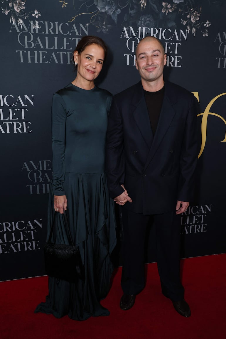 Katie Holmes y Jason Bard Yarmosky llegaron de la manito a la Gala de Otoño 2026 del American Ballet Theatre en el David H. Koch Theater, en el Lincoln Center. (Rob Kim/Getty Images/AFP)