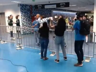 Gustavo Gómez (i), jugador del Palmeiras, en un cruce de palabras con Reinaldo y Luis Suárez después de finalizar el primer tiempo del partido contra Gremio de Porto Alegre.