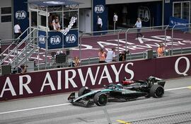 El Mercedes del piloto británico George Russel cruza la bandera a cuadros en el primer lugar del Gran Premio de Austria de la Fórmula 1 en el Red Bull Ring, en Spielberg, Austria.