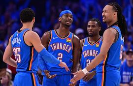 Los Oklahoma City Thunder comenzaron los playoffs de la NBA arrollando este domingo a los Phoenix Suns