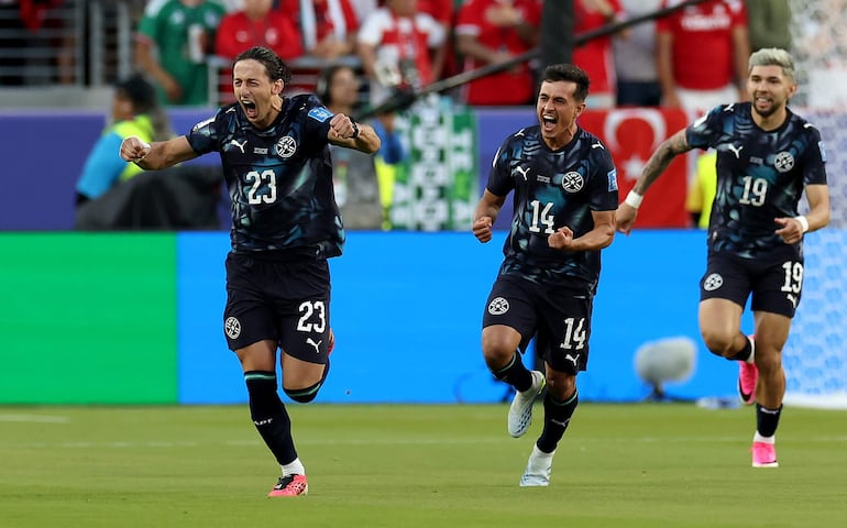 Matías Galarza (I) de Paraguay celebra tras anotar el gol de la apertura durante el partido de la fase de grupos de la Copa Mundial de la FIFA 2026 entre Turquía y Paraguay, en San Francisco, EE. UU.