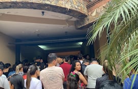 Aglomeración de personas en la residencia Jorge Aquino Riveros, quien tras ser imputado por la "venta" de cargos, fue beneficiado con arresto domiciliario.