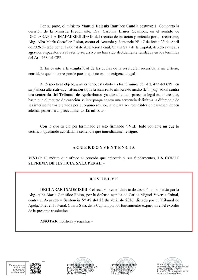 Documento oficial con resolución judicial, presentado en un ambiente formal y legal.