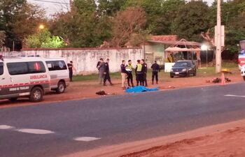 Un colectivo chocó contra un motociclista en la madrugada de este viernes en la compañía Aveiro de Itá.