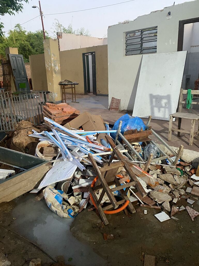 Colegio Nacional de Lambaré sigue sin baños y denuncian ola de inseguridad