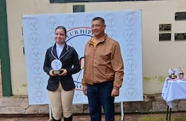 Aramí Ocampos, una de las destacas amazonas de la jornada, ganadora de Escuela Mayores 0,90, en compañía del Tte. Cnel. Derlis Cáceres.