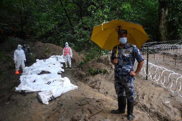 Cuerpos sin identificar de víctimas de la riada son preparados para su entierro en Katmandú, Nepal.