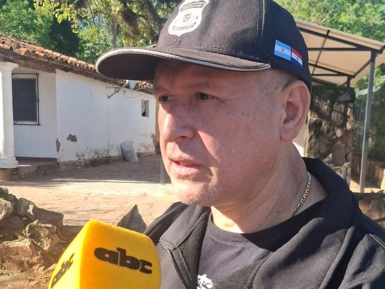 Luis López, con gorra negra, responde a un micrófono de ABC Color en un entorno rural tranquilo y soleado.