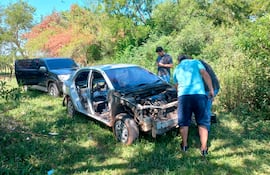 Imagen ilustrativa: una víctima de robo revisa su vehículo ya desarmado.