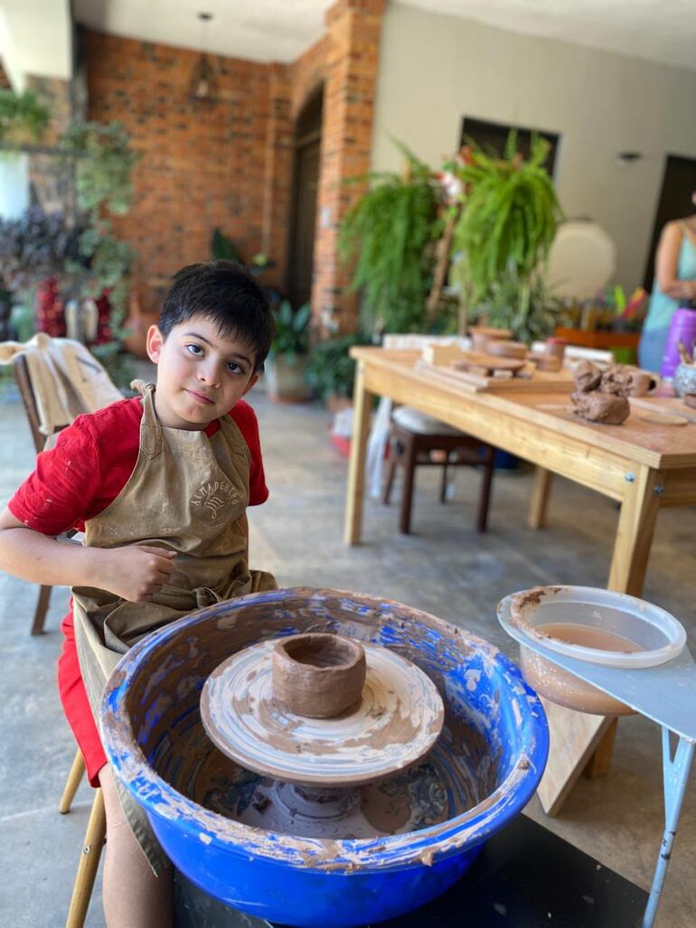 Sebastián relató que, mientras vivía en Paraguay, visitaba los talleres de Areguá.
