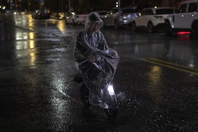 Un viajero va en un scooter eléctrico bajo la lluvia antes de la llegada del tifón Bavi, en Wenzhou, provincia de Zhejiang, este de China, 11 de julio de 2026. El Centro Meteorológico Nacional de China (NMC) ha emitido varias alertas de tifón antes de la llegada esperada del tifón Bavi a lo largo de la costa este de China entre la noche del 11 de julio y la madrugada del 12 de julio. Las zonas costeras de las provincias de Zhejiang y Fujian podrían experimentar lluvias torrenciales de 250 a 400 milímetros.