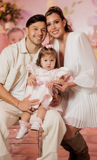 La cumpleañera Aitana Nicolle con sus orgullosos papis Óscar Romero y Jani González.