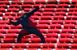 Un hincha de la Universidad de Chile se prepara para lanzar una piedra durante la interrupción del partido de vuelta de los octavos de final de la Copa Sudamericana entre Independiente de Argentina y Universidad de Chile de Chile, en el estadio Libertadores de América en Avellaneda, provincia de Buenos Aires, Argentina, el 20 de agosto de 2025.