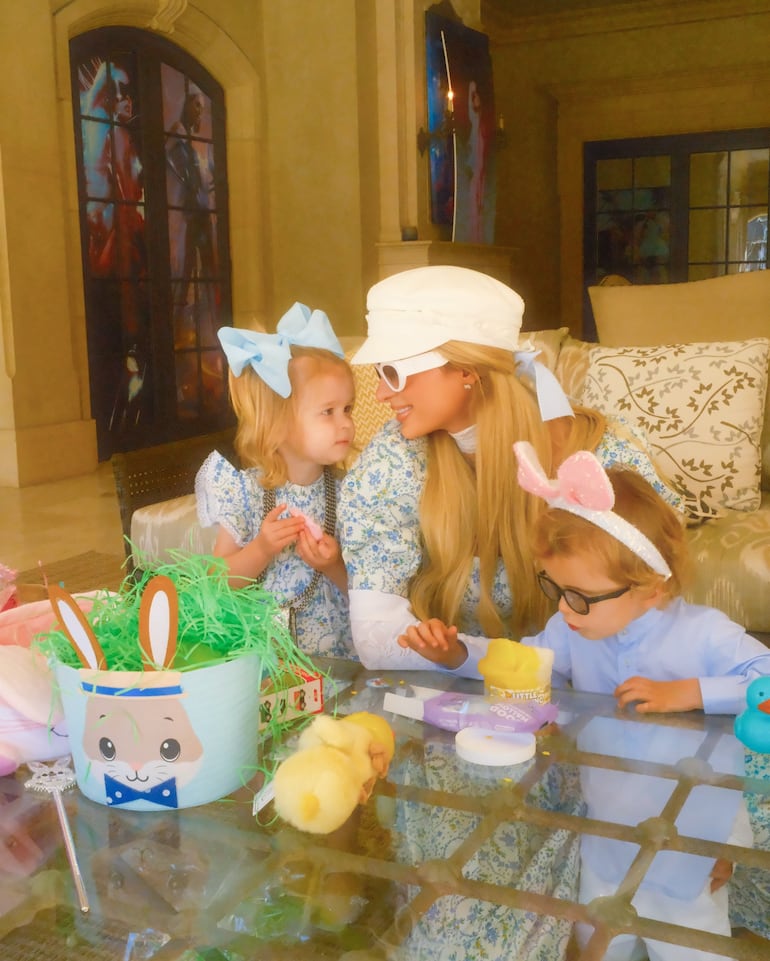 ¡Pura ternura! Mamá Paris jugando con sus peques London y Phoenix. (Instagram/Paris Hilton)