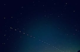 Imagen ilustrativa de satélites Starlink mientras recorren un cielo nocturno.