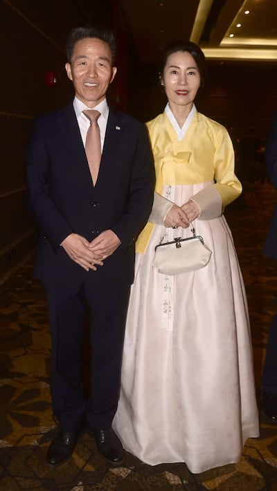 El embajador de Corea, Chan-sik Yoon y Kim Jihee.