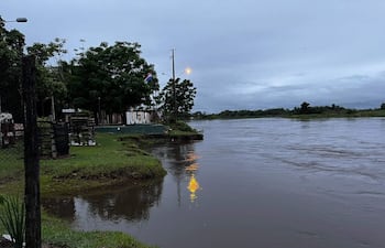 El río Jejuí está al limite y mantiene en vilo a ribereños en San Pablo y San Pedro de Ycuamandyyú
