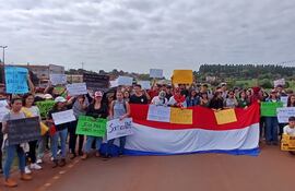 Los universitarios realizaron cierres intermitentes de la Ruta PY02 frente a la Facultad de Ingeniería Agronómica de la UNE.