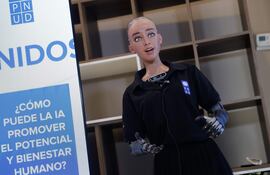Fotografía de la robot humanoide Sophia durante una entrevista con EFE este jueves, en Asunción (Paraguay).