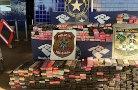 La marihuana prensada extraída del doble fondo del rodado.