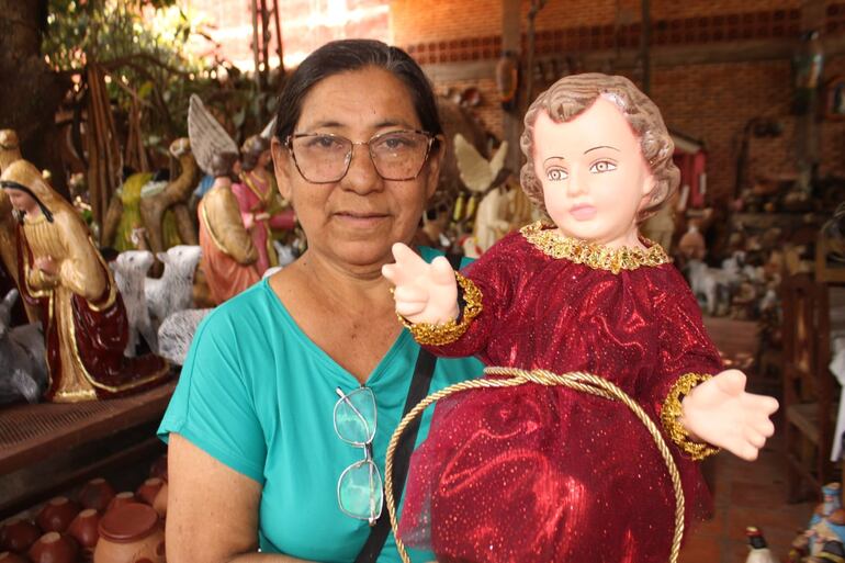 Doña Vidalia está entusiasmada con las ventas y destaca que el espíritu navideño ya se siente en cada rincón.