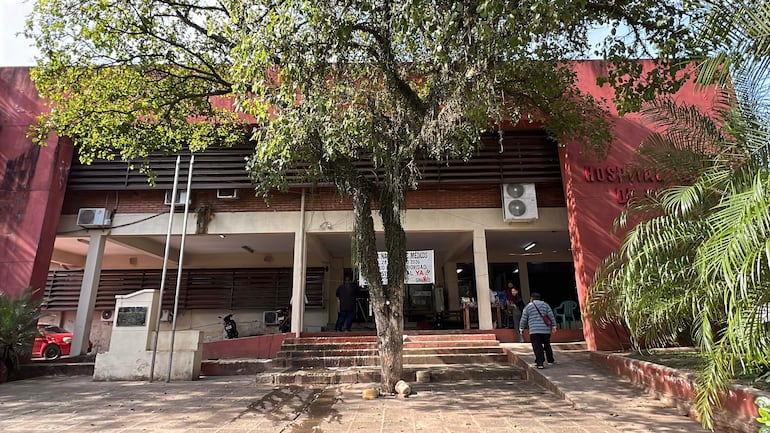 Entrada del Hospital Regional de Caacupé con cartel visible sobre la convocatoria a médicos, sin personas en la escena.