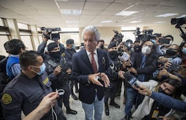 El periodista y expresidente de El Periódico, José Rubén Zamora, habla ante los medios, en un juzgado guatemalteco, en Ciudad de Guatemala (Guatemala). (archivo)
