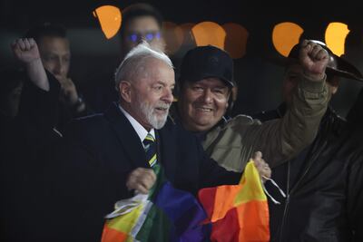 El presidente de Brasil, Luiz Inácio Lula da Silva (I), llega este lunes, al aeropuerto Viru Viru a Santa Cruz (Bolivia).