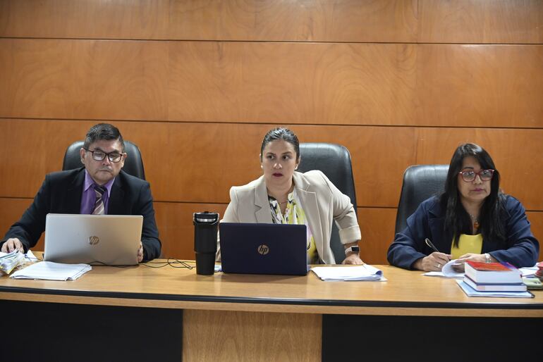 Jueces Manuel Aguirre, Lourdes Garcete (presidenta) y Rossana Maldonado, integrantes del Tribunal de Sentencia que juzga la causa.