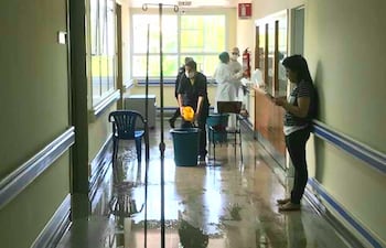 Todo el personal del Hospital Integrado se sumó a la jornada de limpieza y desinfección.