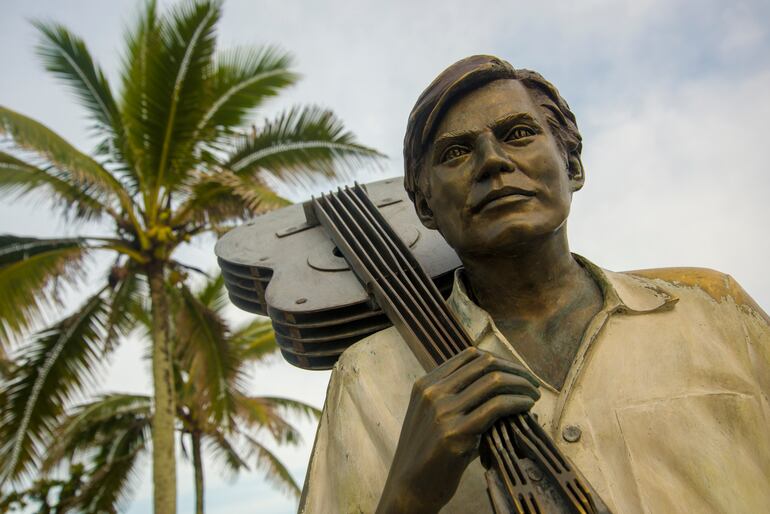 Estatua de Tom Jobim, leyenda de la música brasileña y precursor de la bossa nova.