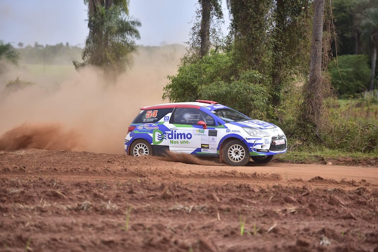 Citroën número 54 en medio de polvo, compitiendo en rally, sin personas visibles en la imagen.