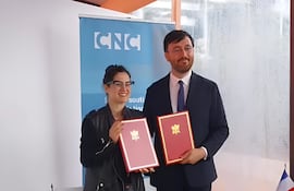 La ministra de la SNC, Adriana Ortiz; y Gaëtan Bruel, presidente del Centre National du Cinéma et de l’Image Animée (CNC), tras la firma del acuerdo bilateral de coproducción.