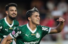 El paraguayo Ramón Sosa (i), futbolista de Palmeiras, celebra un gol en el partido frente a Sao Paulo por la fecha 27 de la Serie A en el estadio Morumbí, en Sao Paulo, Brasil.